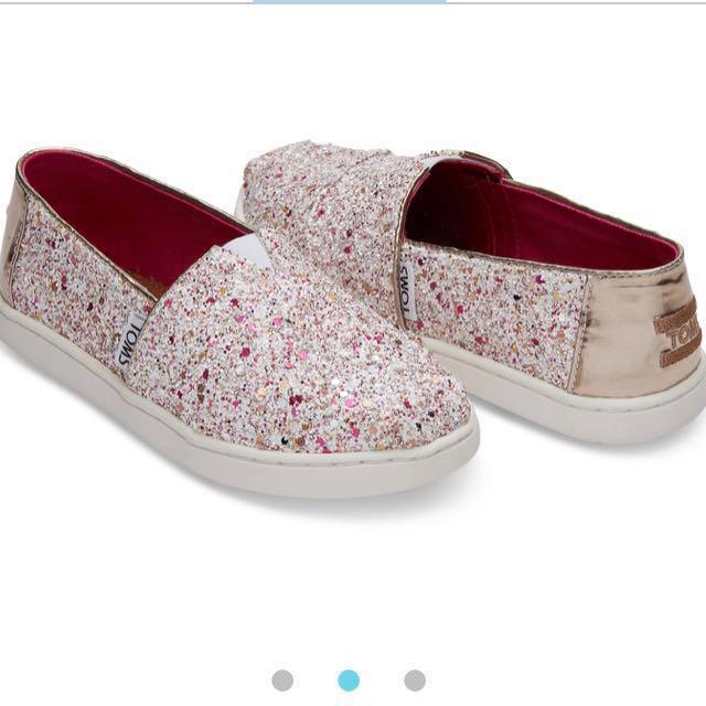TOMS Alpargatas Candy Cane Glitter Party Youth Classic Women s Fashion Footwear Flipflops and Slides on Carousell
