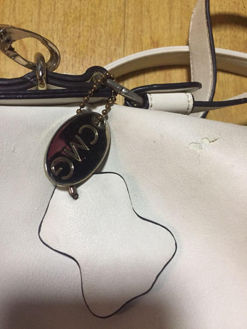White bag with gold details (Category: Cross-body Bags) located in Quezon City. Submitted by doui.ph (Listing ID 179402315, Image 2). Description: .
