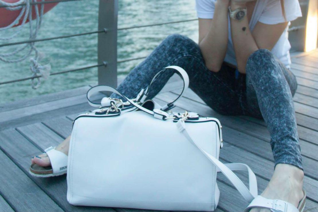 White bag with gold details (Category: Cross-body Bags) located in Quezon City. Submitted by doui.ph (Listing ID 179402315, Image 1). Description: .