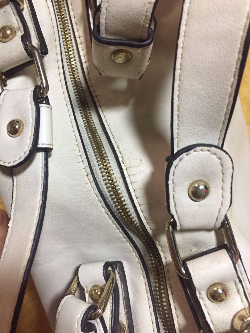 White bag with gold details (Category: Cross-body Bags) located in Quezon City. Submitted by doui.ph (Listing ID 179402315, Image 3). Description: .
