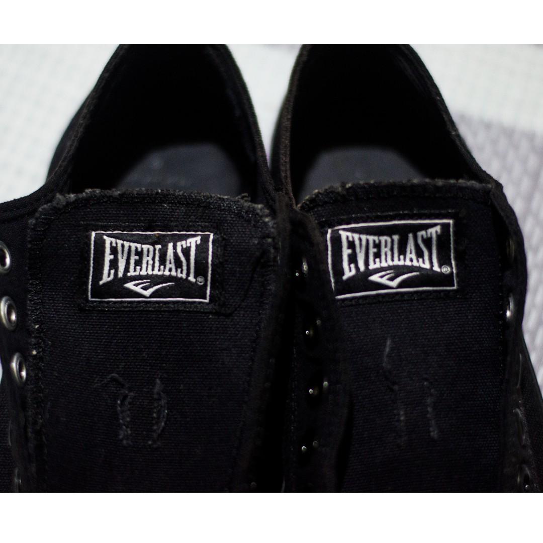 (SALE) Everlast sneakers! (Category: Sneakers) located in Makati City. Submitted by shunkerry (Listing ID 182473627, Image 1). Description: (SALE — FINAL PRICE) Hello! I'm selling this pair of low-cut lace-up sneakers! They come with black shoe laces. Bought them a long while back and got to use them a little before outgrowing the shoes, and they've been just stored away since. You can use them for walking or maybe for workout? Known flaws: in ph