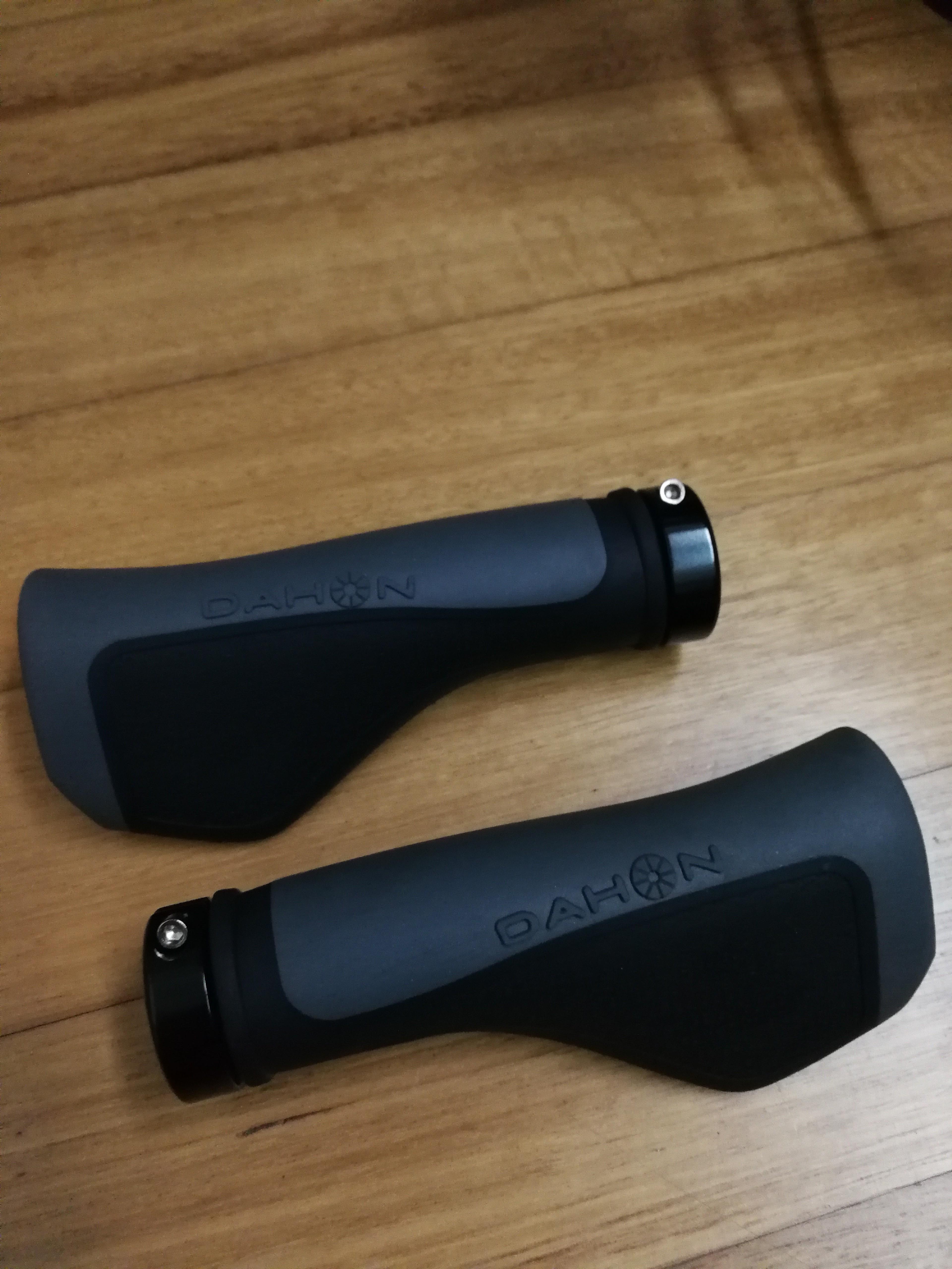 Dahon handlebar clearance grips