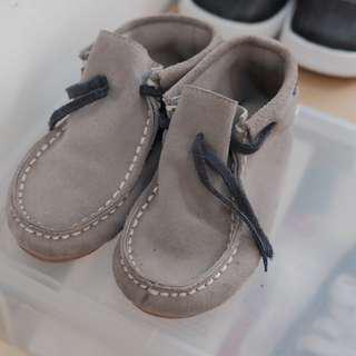 Sepatu kulit bayi
