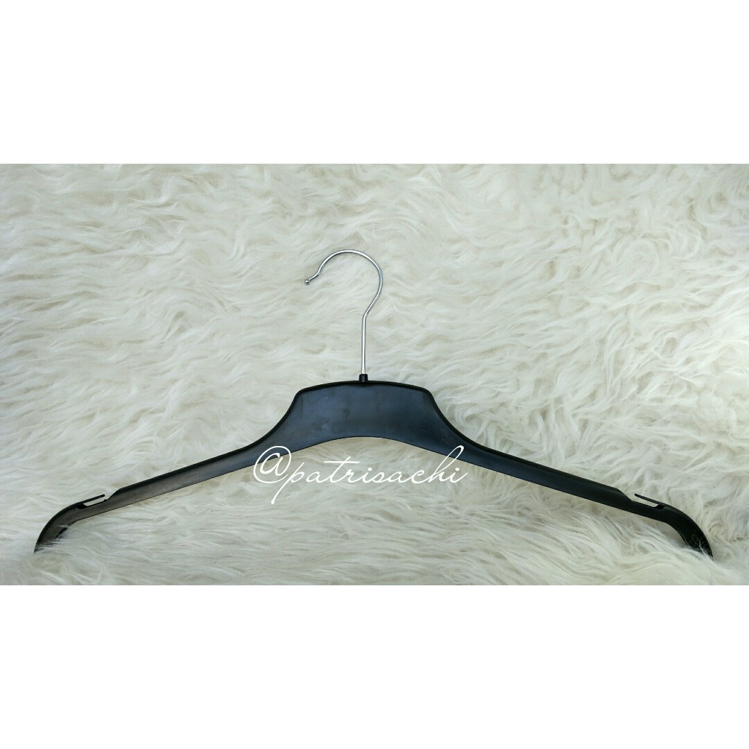 Hanger Gantungan Baju Plastik Hitam Perabotan Rumah Di Carousell Dapatkan harga grosir hanger kayu dan nego harga hanya di sini !! hanger gantungan baju plastik hitam