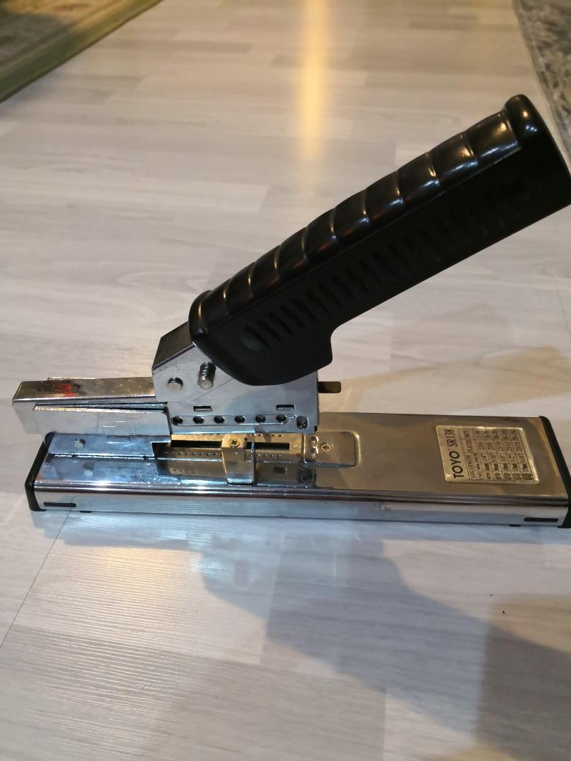 Used Toyo SR138 stapler for sale, Sports Equipment, Bicycles & Parts
