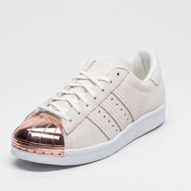 adidas superstar degli anni '80 con la rosa d'oro di crema di pelle di metallo. adidas superstar degli anni '80 con la rosa d'oro di crema di pelle di metallo.