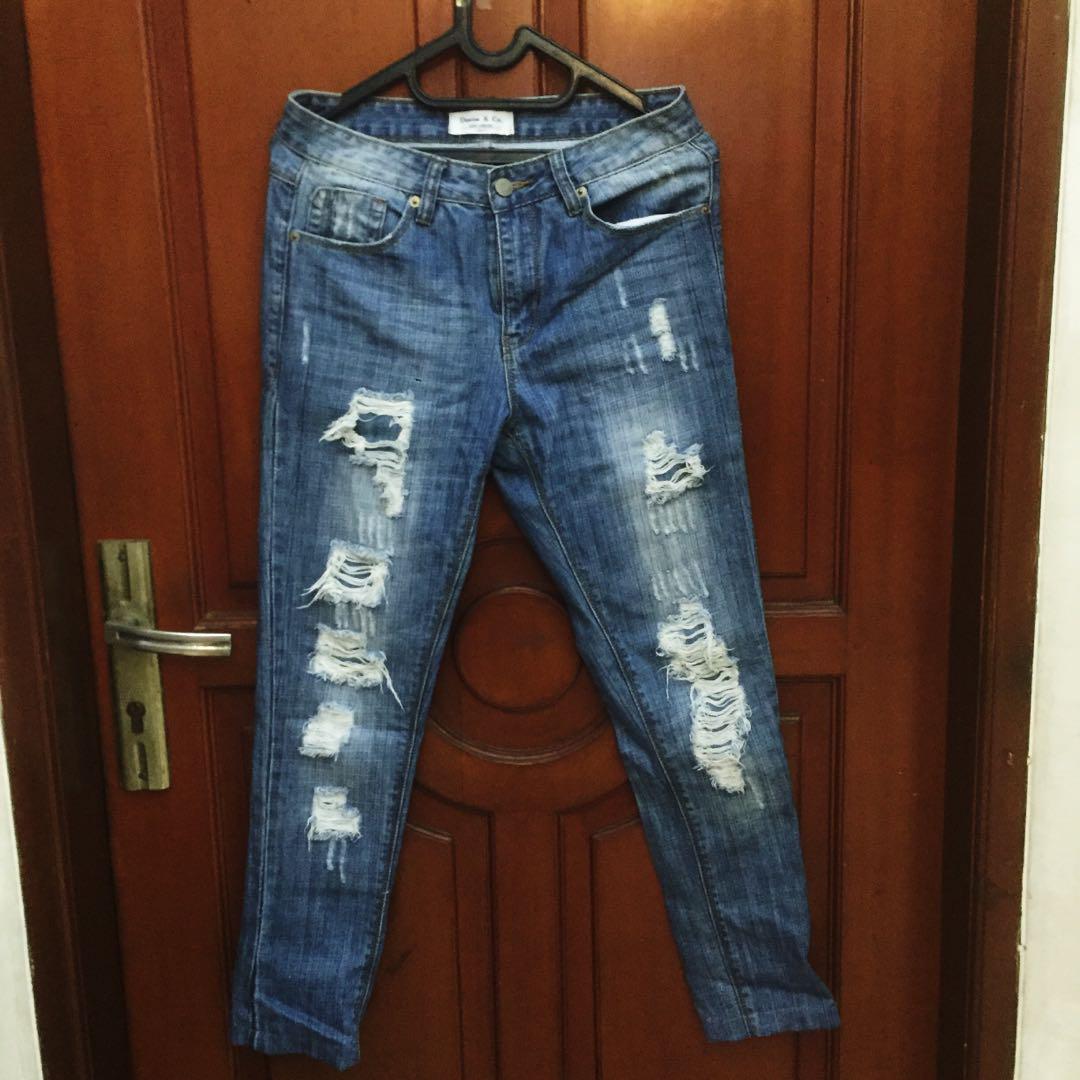 Selling in Cheap Price) RIPPED JEANS BY 
