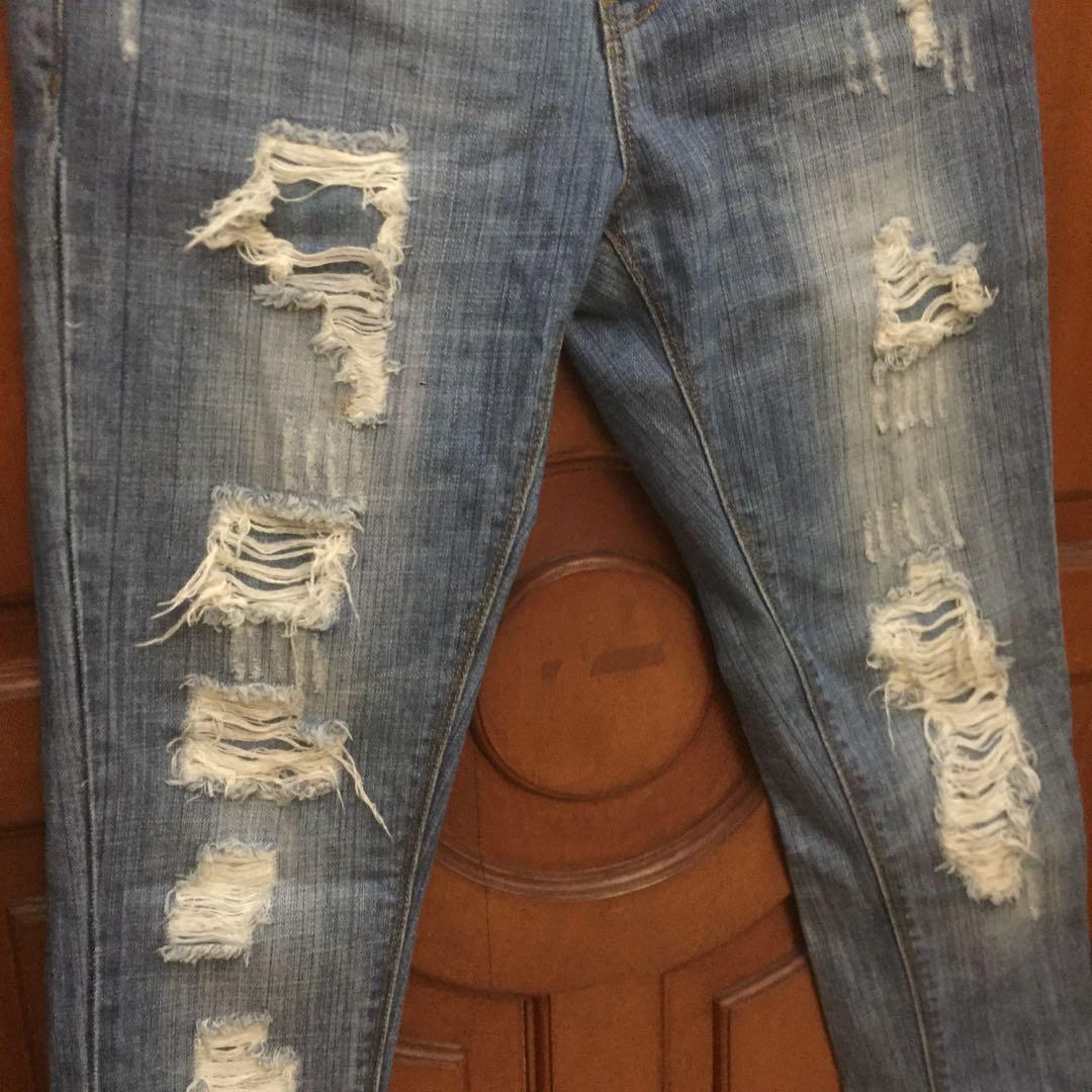 Selling in Cheap Price) RIPPED JEANS BY 