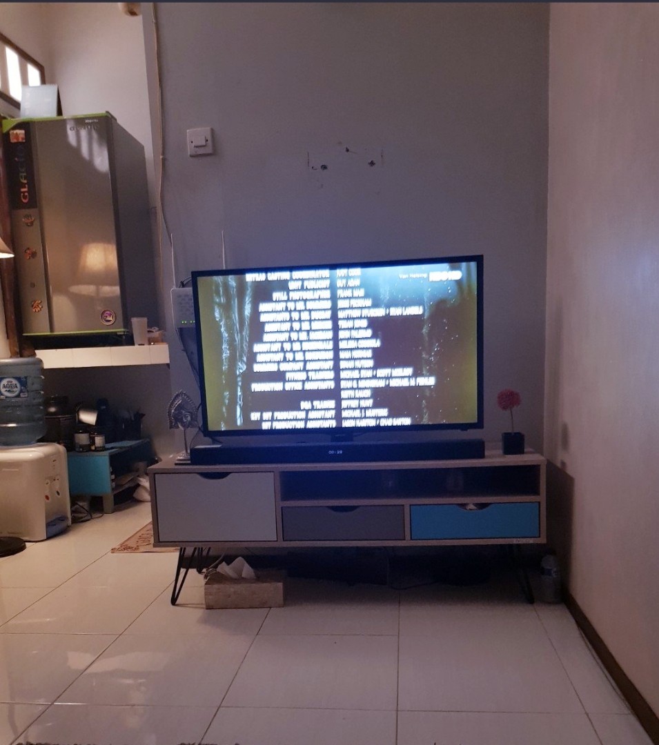 Tv Samsung Soundbar Dan Meja Tv All Good Condition Elektronik Tv Perlengkapan Hiburan Di Carousell