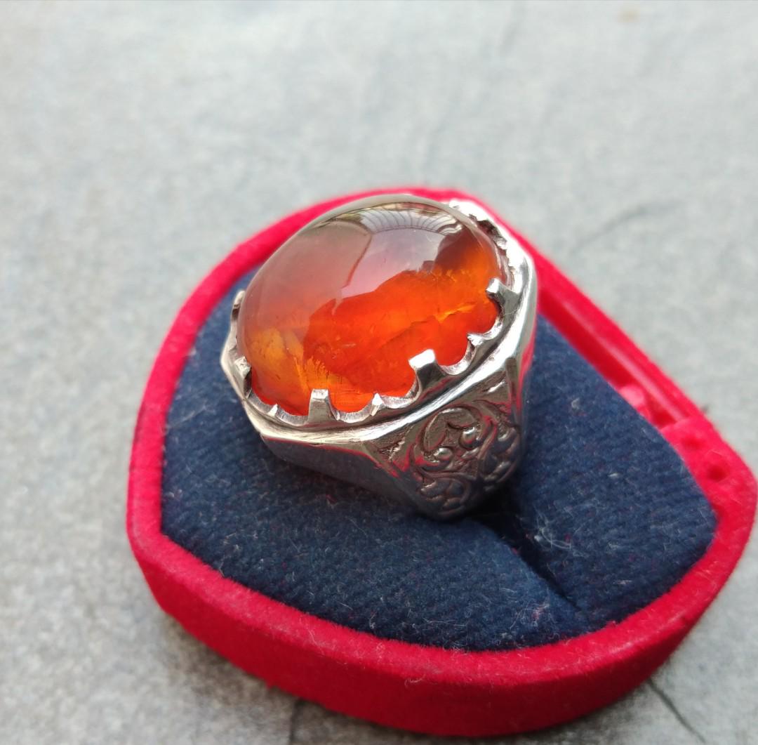 Silver ring (Category: Jewelry) located in Bangi. Submitted by just_rudi (Listing ID 183270103, Image 2). Description: Silver 925 ring with natural burmite (Burmese amber). Come with gems identification certificate. Size 16. Rare collector's stone..