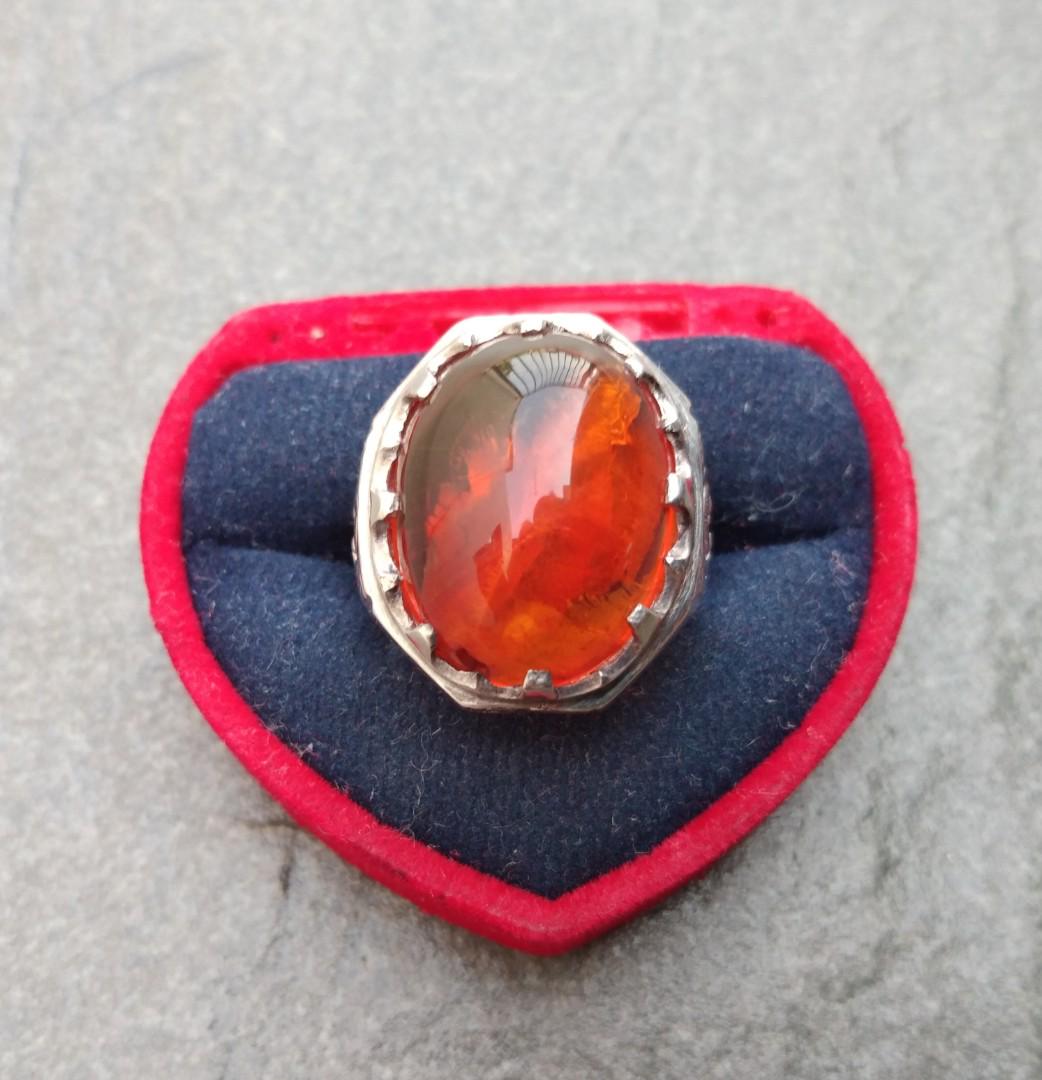 Silver ring (Category: Jewelry) located in Bangi. Submitted by just_rudi (Listing ID 183270103, Image 1). Description: Silver 925 ring with natural burmite (Burmese amber). Come with gems identification certificate. Size 16. Rare collector's stone..