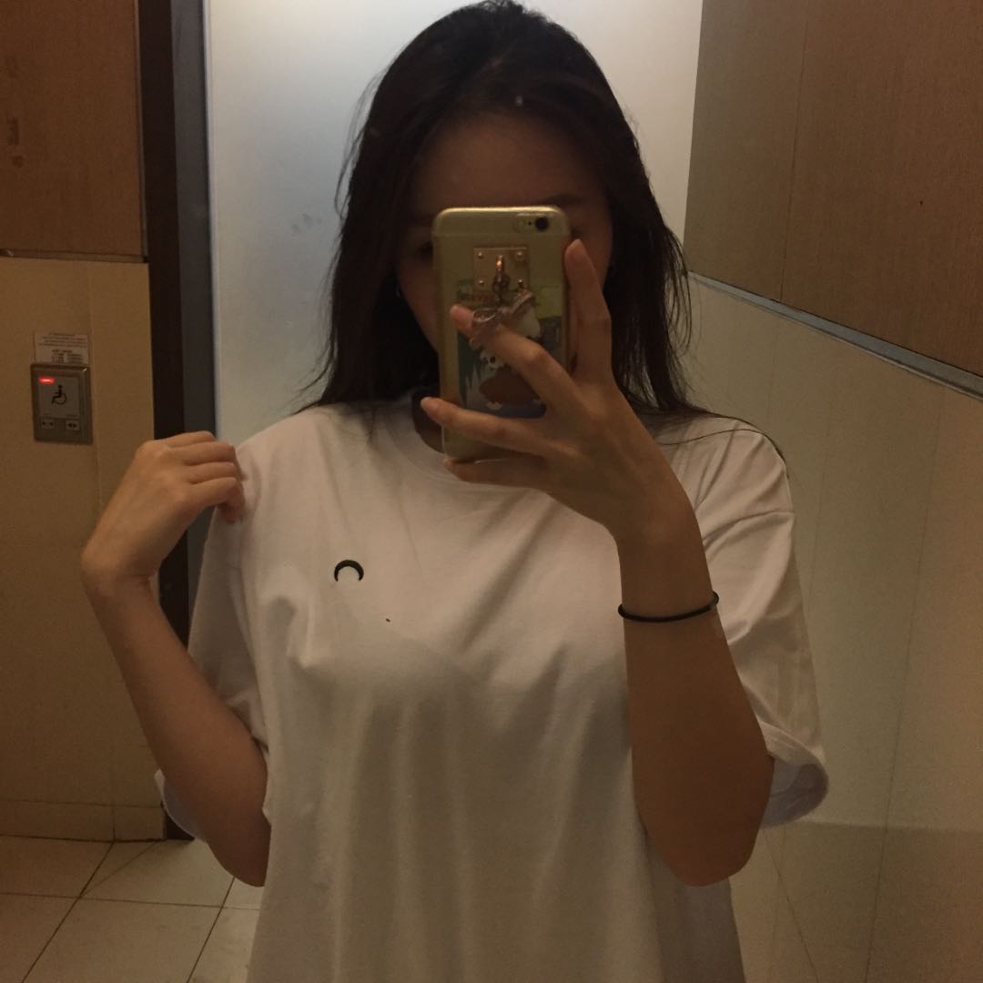 oversized t shirt selfie