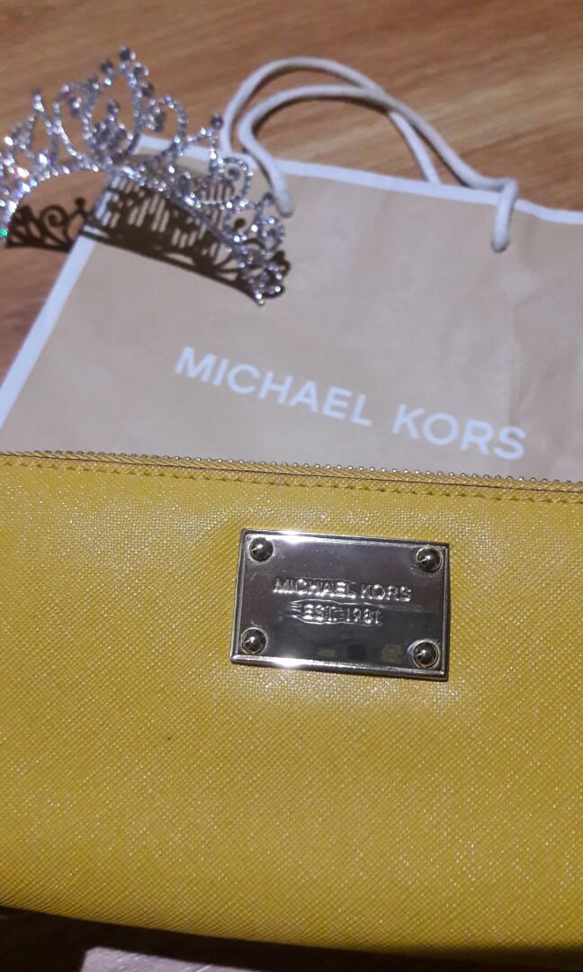 Repriced 1500 Michael kors (ykk zipper), Women's Bags & Wallets, Wallets & Card holders on Carousell