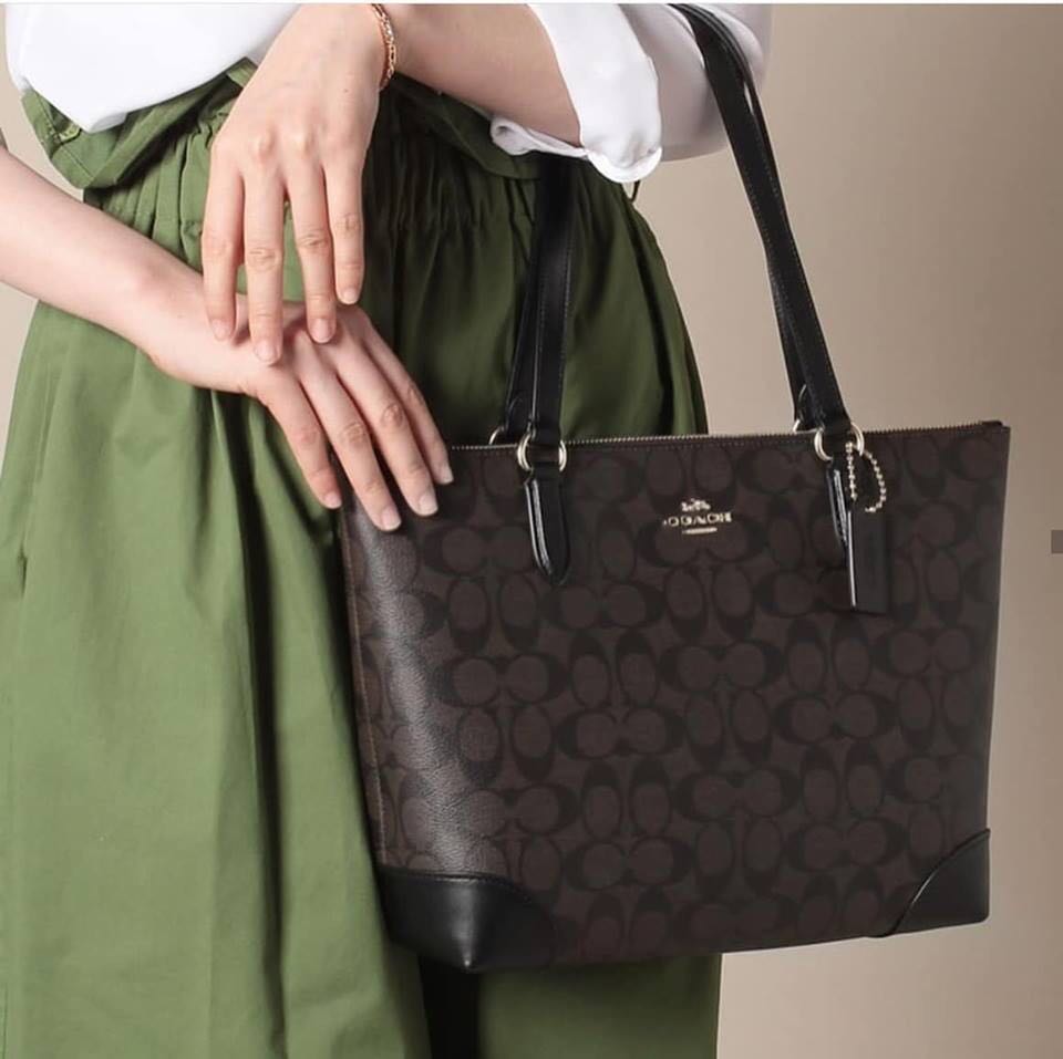black zip top tote bag