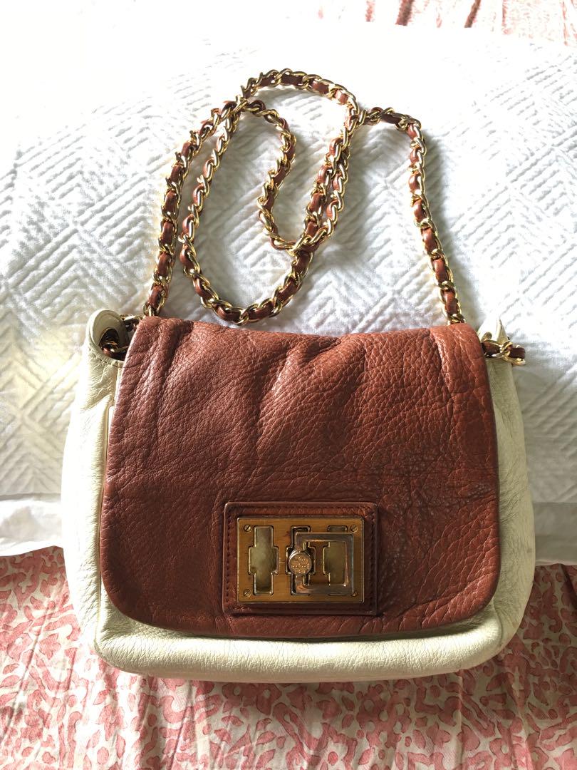 Authentic Tory Burch Chained Sling Bag (Category: Cross-body Bags) located in Agoo. Submitted by maxwardrobe (Listing ID 183719767, Image 1). Description: MOP: Palawan Express Cebuana Lhuillier M Lhuillier LBC COURIER: LBC SF: c/o buyer EUC (Excellent Used Condition) *minor flaws as seen on the photos .