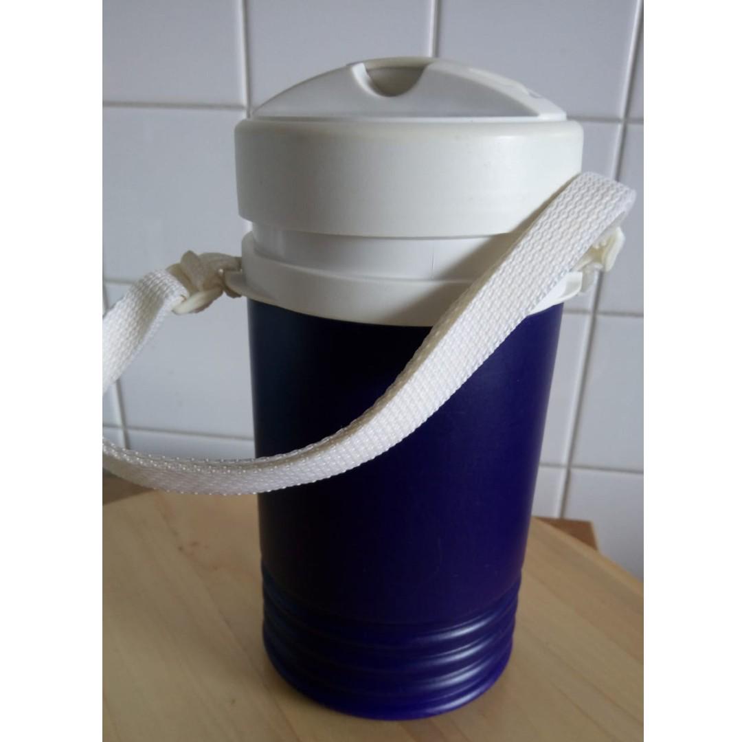Igloo (Category: Billiards & Bowling) located in Singapore. Submitted by luke222 (Listing ID 183734345, Image 3). Description: 9/10 condition. Ideal for outdoor sports. Capacity : less than 1 litre.