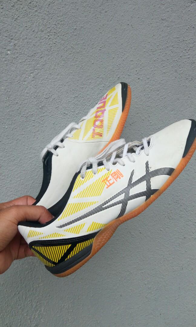 kasut futsal asics