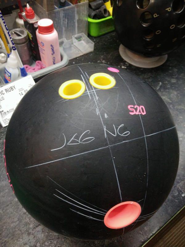 Used bowling balls 14 lbs, Sports Equipment, Sports & Games, Billiards