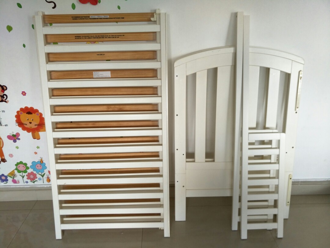 2nd hand baby cot, Babies & Kids, Baby Nursery & Kids Furniture, Cots