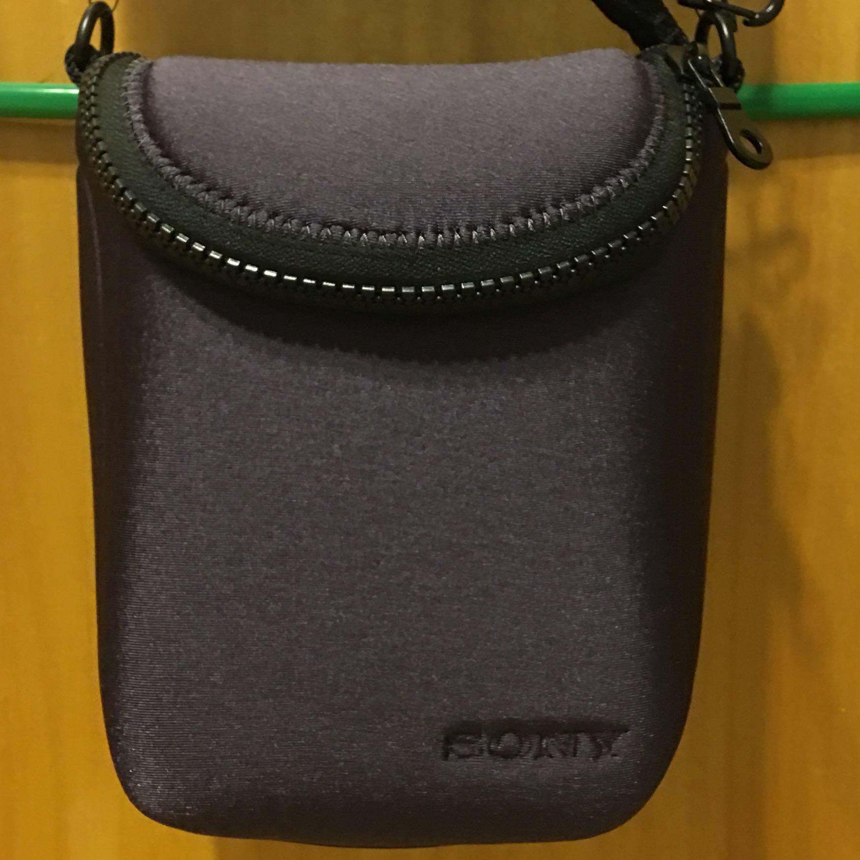 Camera case (Category: Camera Bags & Carriers) located in Singapore. Submitted by smellycat79 (Listing ID 162179804, Image 3). Description: Brand New item! Sony LCS-BBF Soft Carrying Case Recommended for A6000 and NEX camera Protects your camera from dust and scratches Comes with interior pouch and shoulder strap Able to store camera body and lens.
