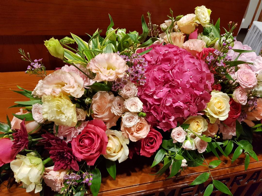 Long horizontal flower arrangement, Everything Else on Carousell