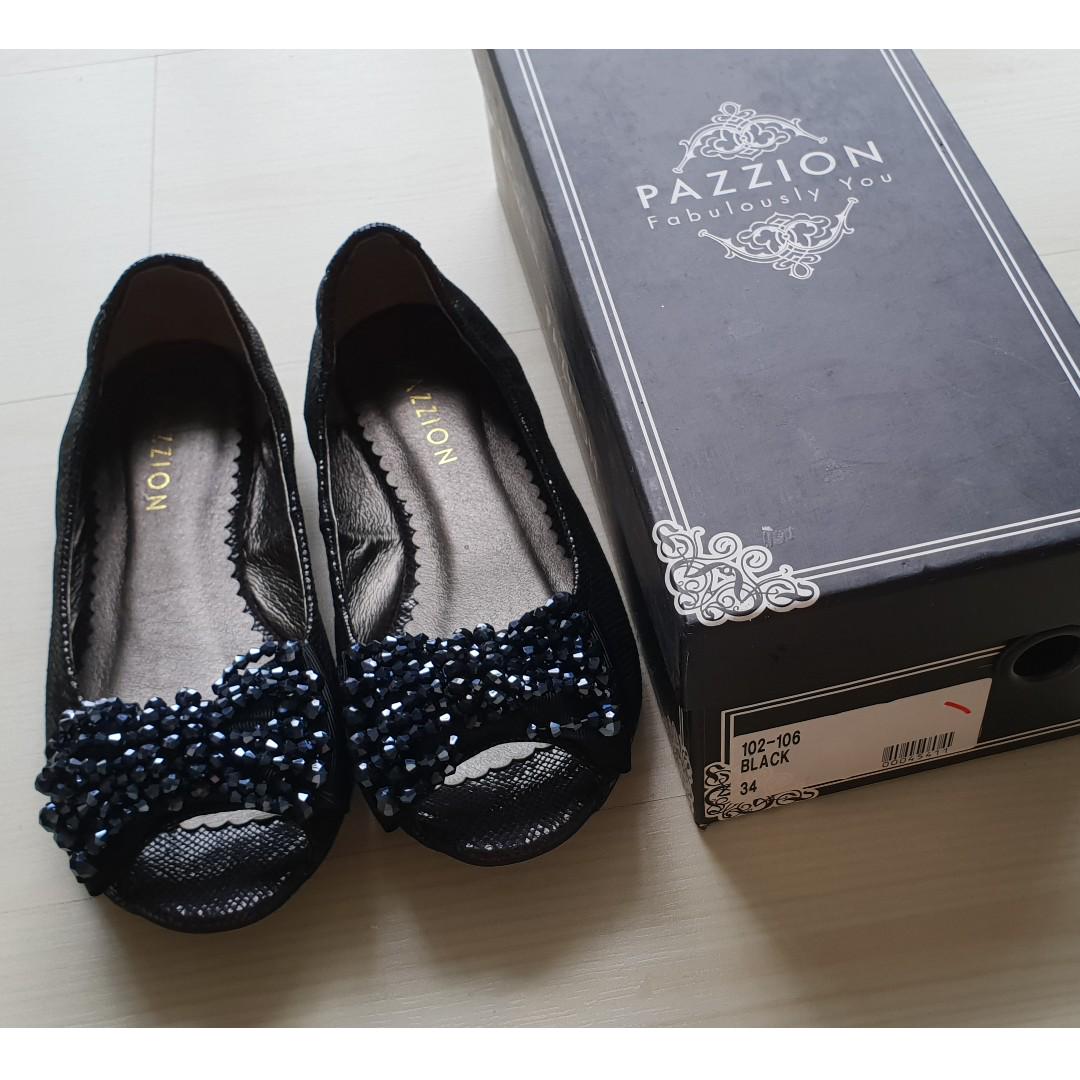 black flat heel shoes