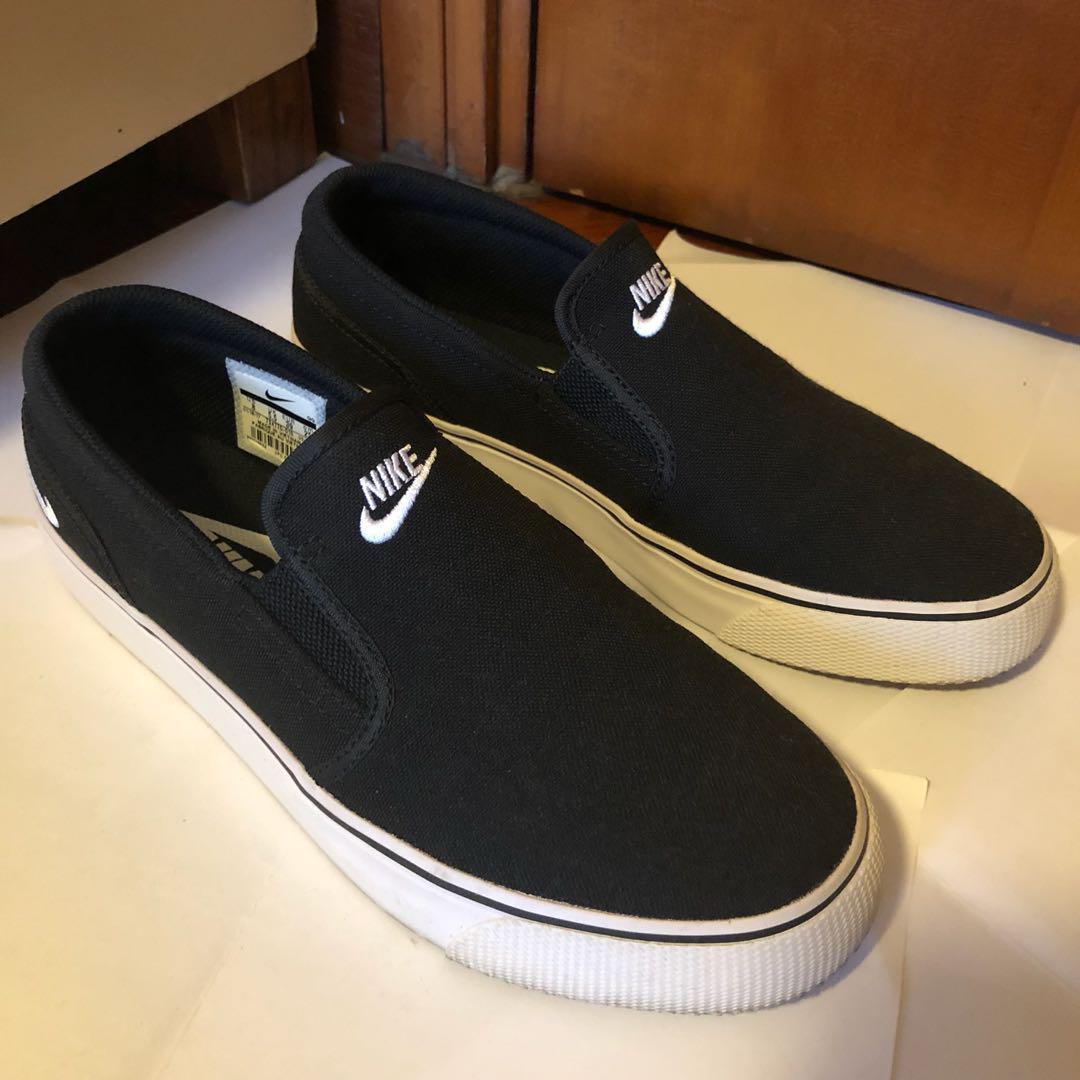nike slip on black shoes