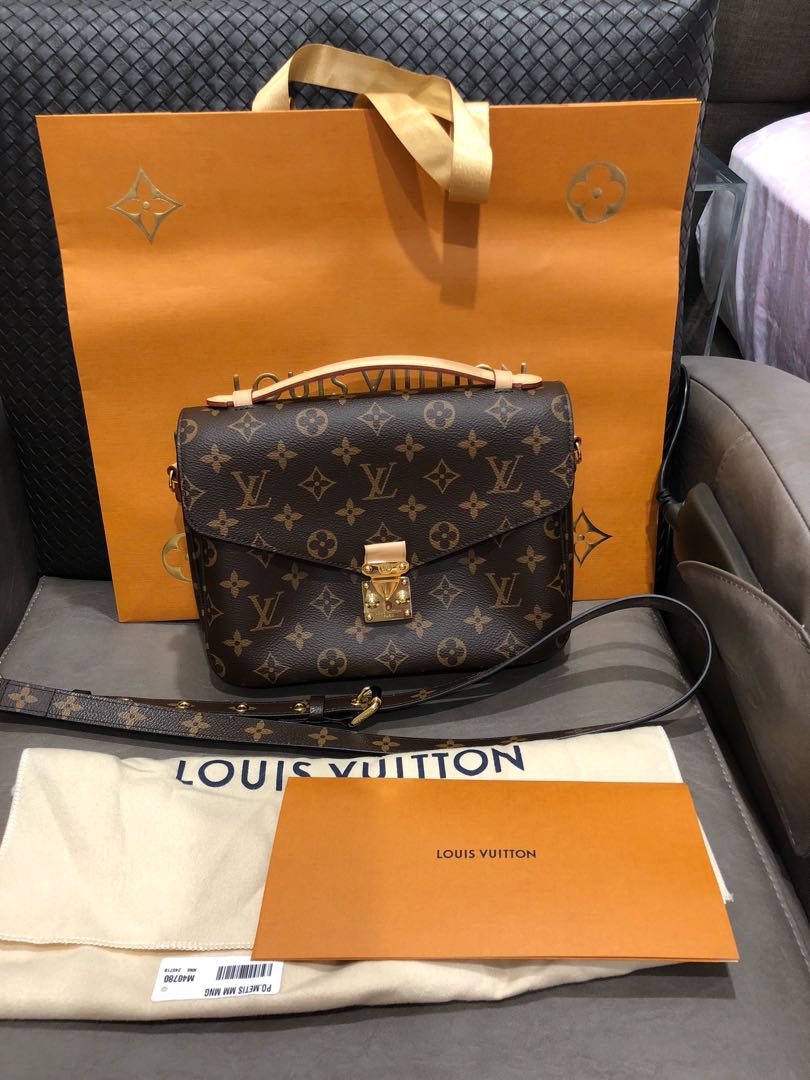 Very lightly used and new Louis Vuitton Pochette Metis for sale! Very  sought after bag