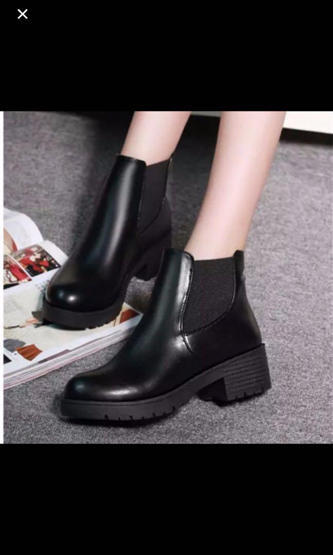 Black Pu Chelsea Boots No Heel Women S Fashion Shoes Boots On Carousell