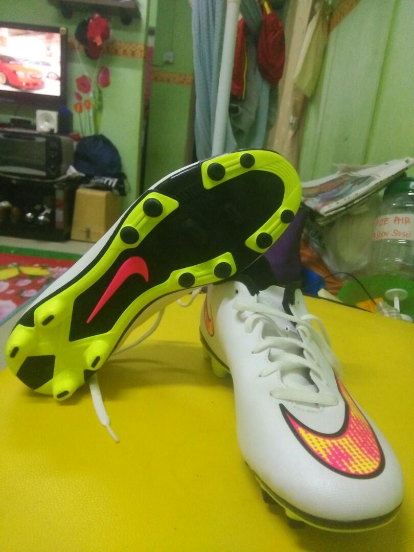 Kasut bola original nike Men s Fashion Activewear on Carousell