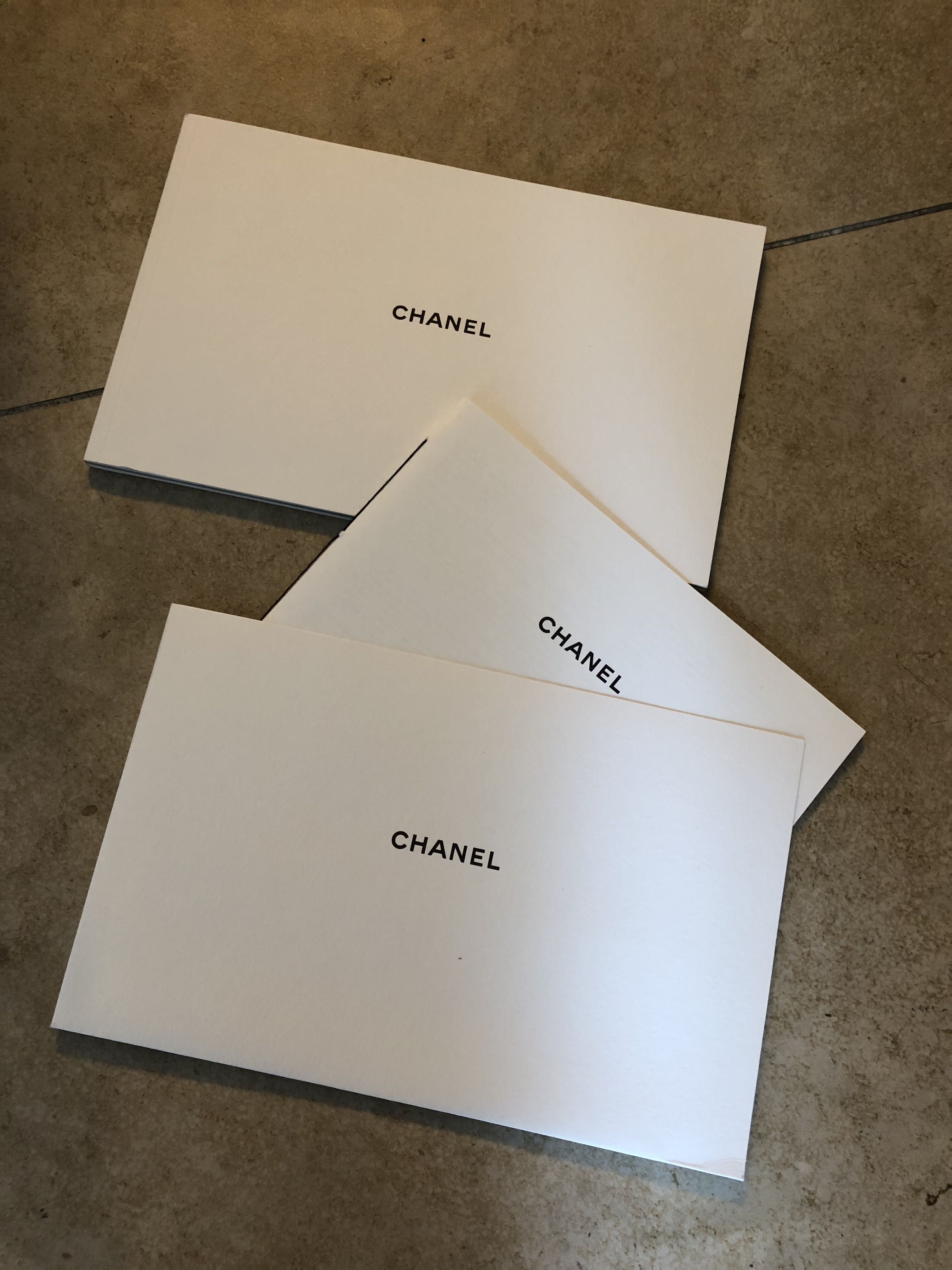 Chanel catalog 及說明書各一本, 名牌, 服裝 Carousell