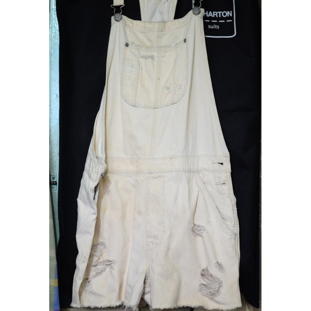 [SALE] American Eagle jumper shorts! oversized (Category: Other Bottoms) located in Makati City. Submitted by shunkerry (Listing ID 184431474, Image 1). Description: (SALE — FINAL PRICE) Hello! I'm selling this pre-loved jumper shorts from American Eagle! Bought this from the US. Original price goes for around $70. Used about 3x as lucky outfit for exams :P It features a distressed design (frayed hem and distressed details on leg and front pocket