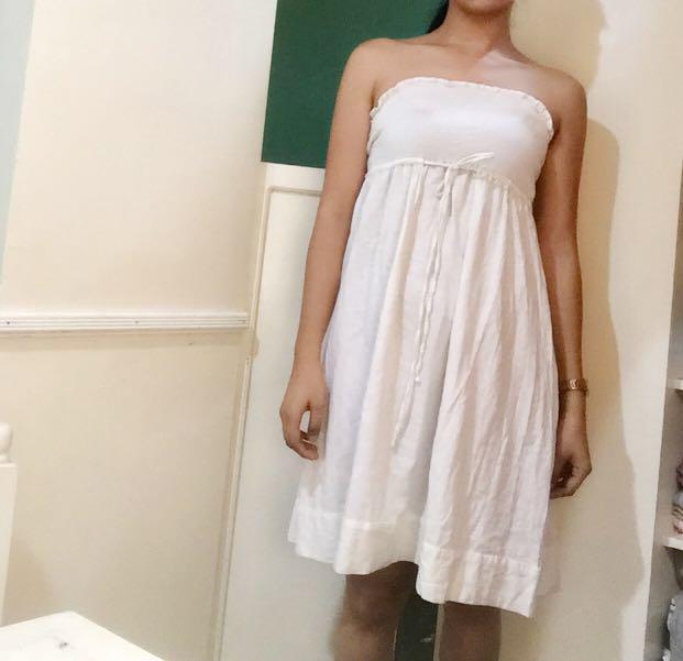 White smocked cotton dress (Category: Dresses) located in Palo. Submitted by claclax28 (Listing ID 184491691, Image 2). Description: Used once Almost new Smocked Fits medium-large Model height: 5’7” Check out my feed for more items❤️.