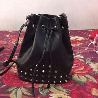 PRELOVED COTTON ON SLINGBAG