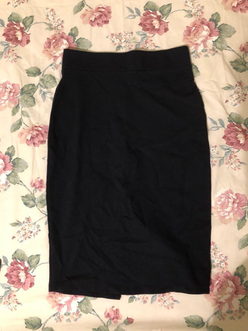 Forever 21 Pencil Skirt in Black (Category: Skirts) located in Taguig. Submitted by cathxv (Listing ID 184690166, Image 1). Description: Used twice. No inner lining, stretchy fabric..
