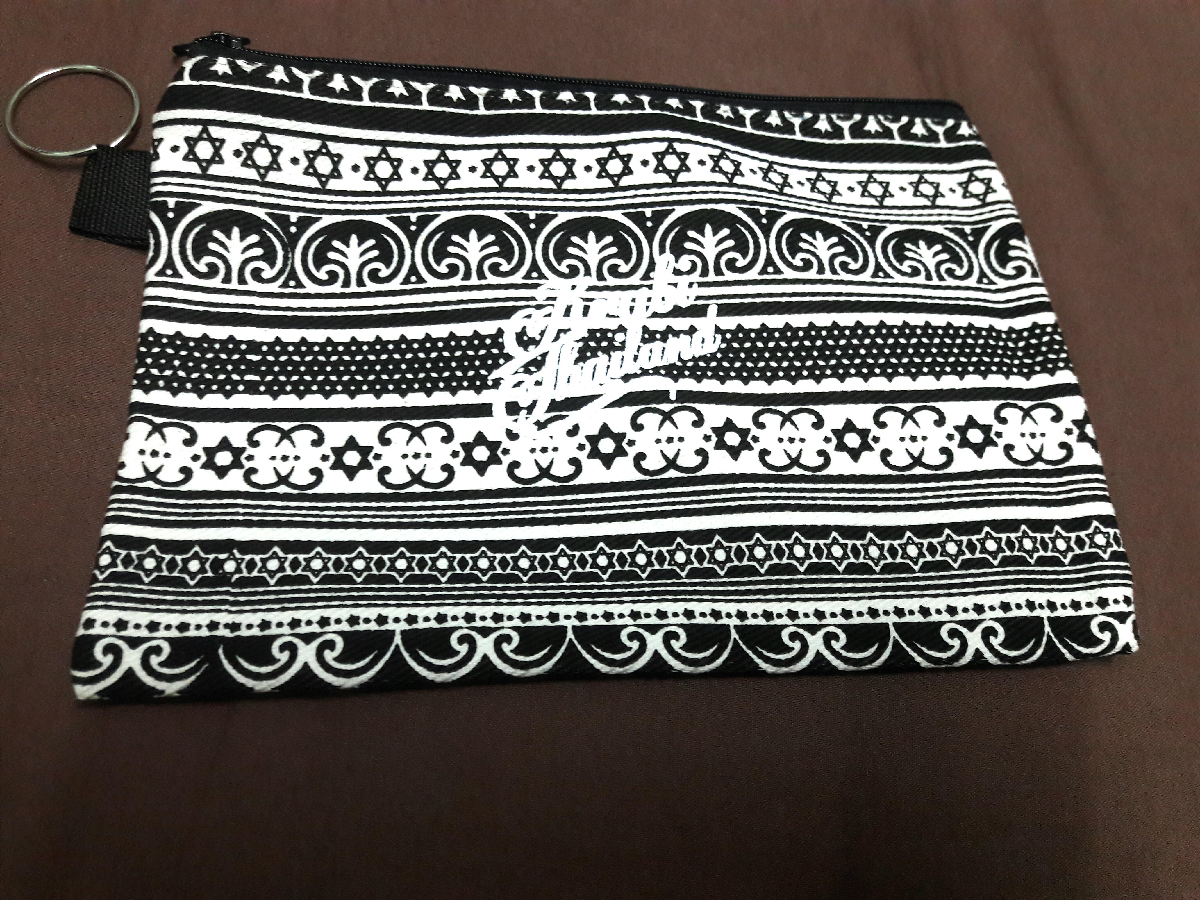 Pouch (Category: Purses & Pouches) located in Kuala Lumpur. Submitted by sellingfast2 (Listing ID 184701220, Image 3). Description: Rm 10 per pouch.