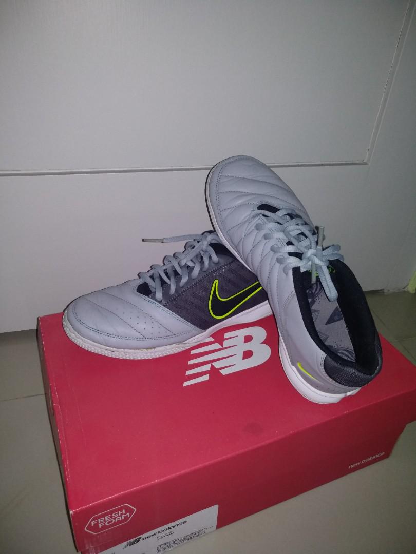 Sepatu Futsal Nike Gato Original Jual Bu Fesyen Pria Sepatu Di Carousell Sepatu futsal nike lunar gato 2 ic dk smoke grey orange original new 2020. sepatu futsal nike gato original jual bu