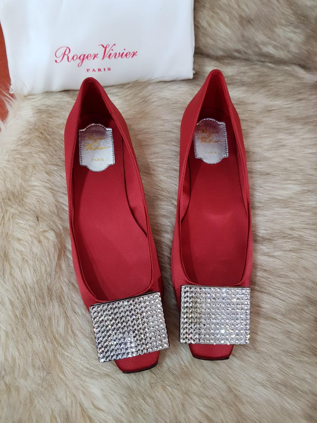 Roger vivier red flats store