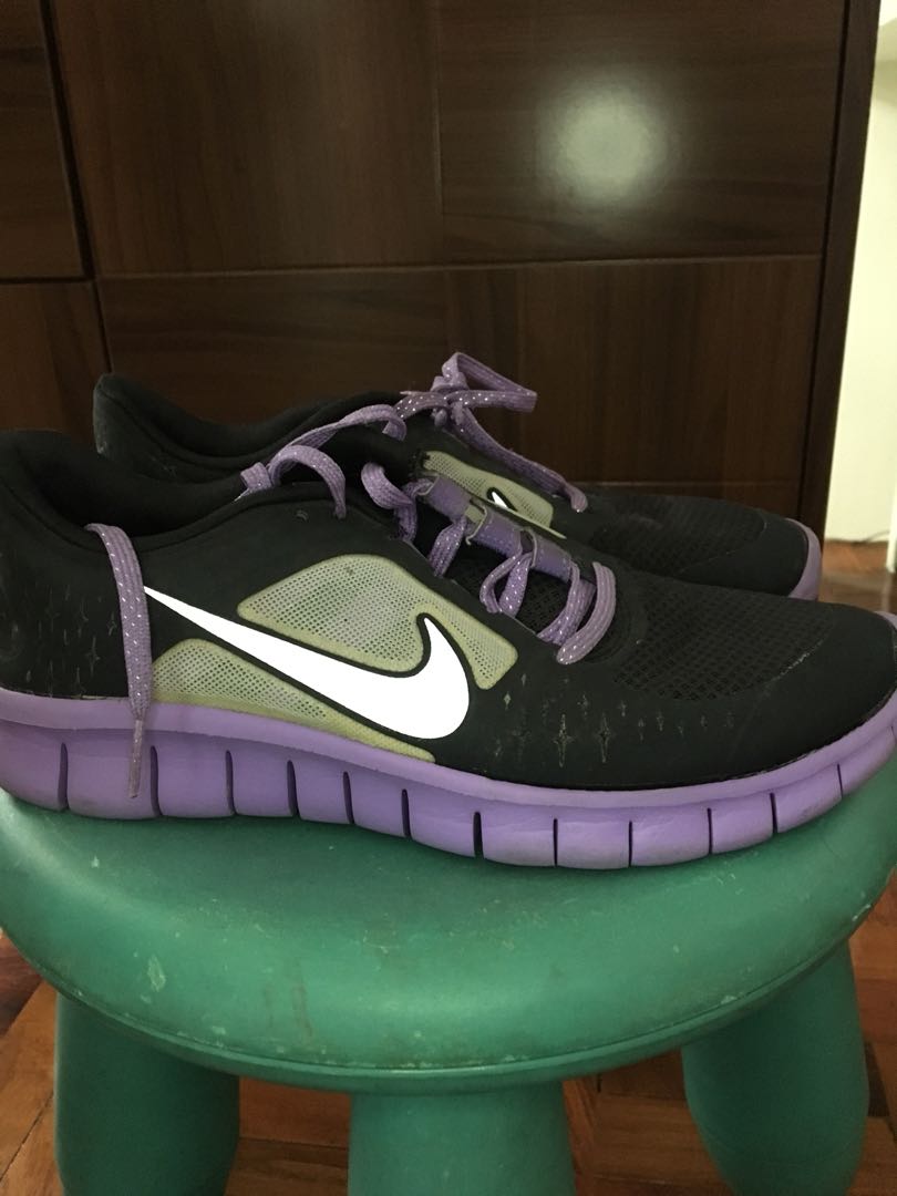 black and purple running shoes