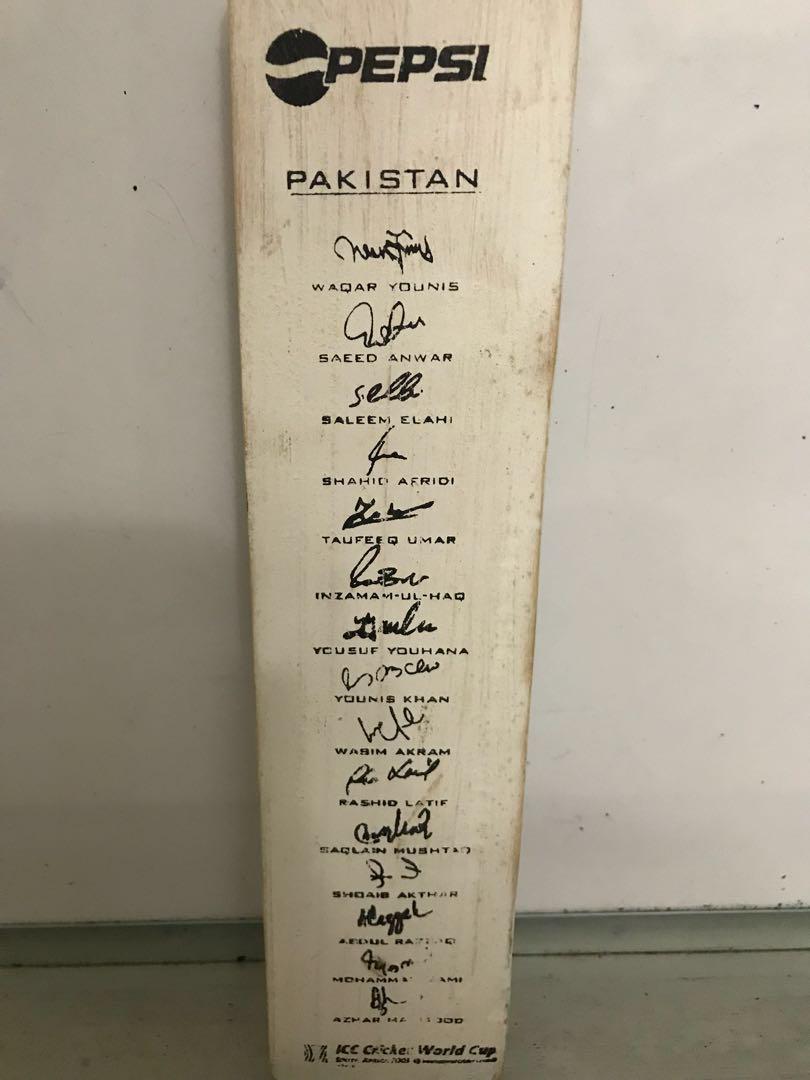 Collectible Pepsi Cricket Bat with Signatures of Pakistani Team, Sports