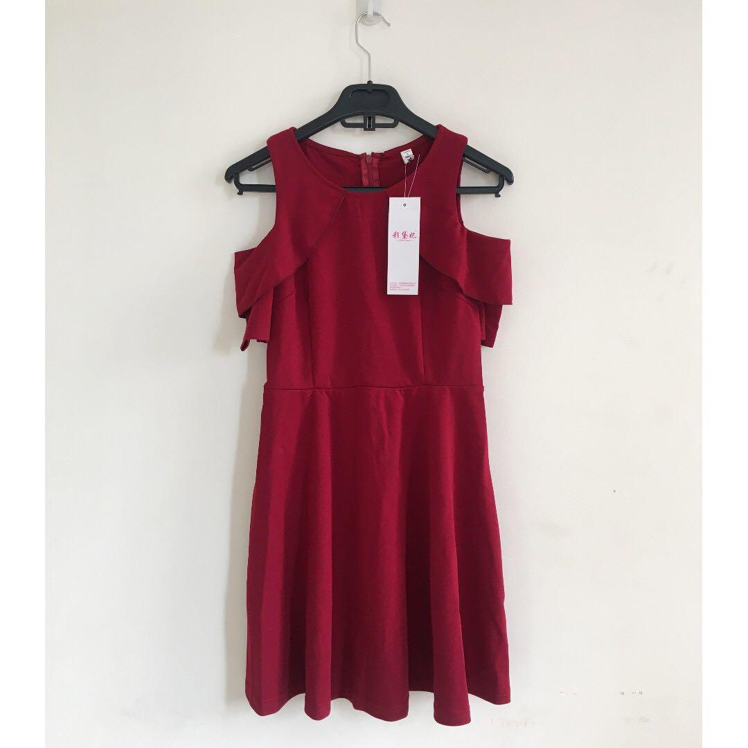 Cute Cold Shoulder Cocktail Dress (Red) (Category: Evening dresses & gowns) located in Cebu City. Submitted by blacksheepx (Listing ID 173997207, Image 1). Description: 🌟 Never used; I was supposed wear this at a red-themed party but it was shipped too late 😥😂 Length: 82 cm from the highest point of the collar to the bottom.