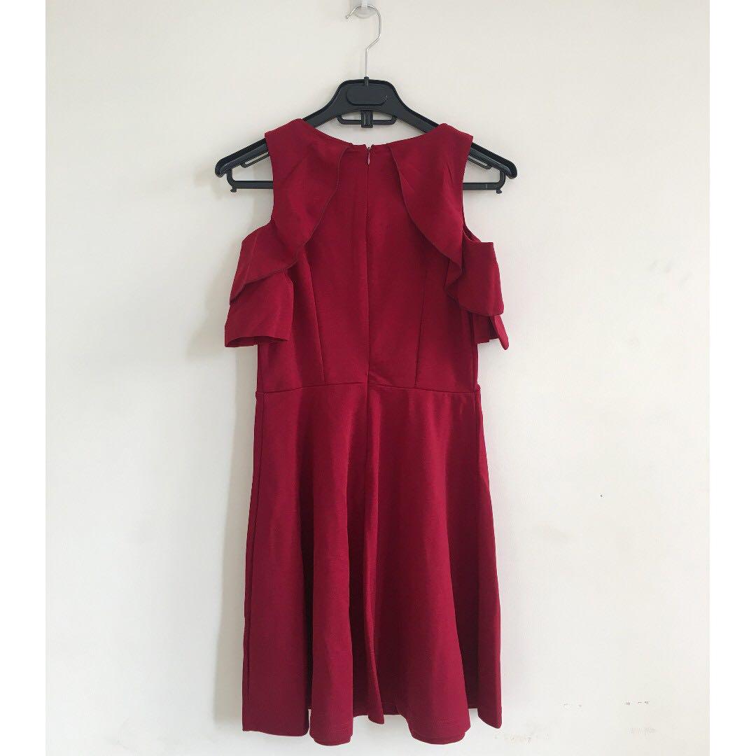 Cute Cold Shoulder Cocktail Dress (Red) (Category: Evening dresses & gowns) located in Cebu City. Submitted by blacksheepx (Listing ID 173997207, Image 2). Description: 🌟 Never used; I was supposed wear this at a red-themed party but it was shipped too late 😥😂 Length: 82 cm from the highest point of the collar to the bottom.