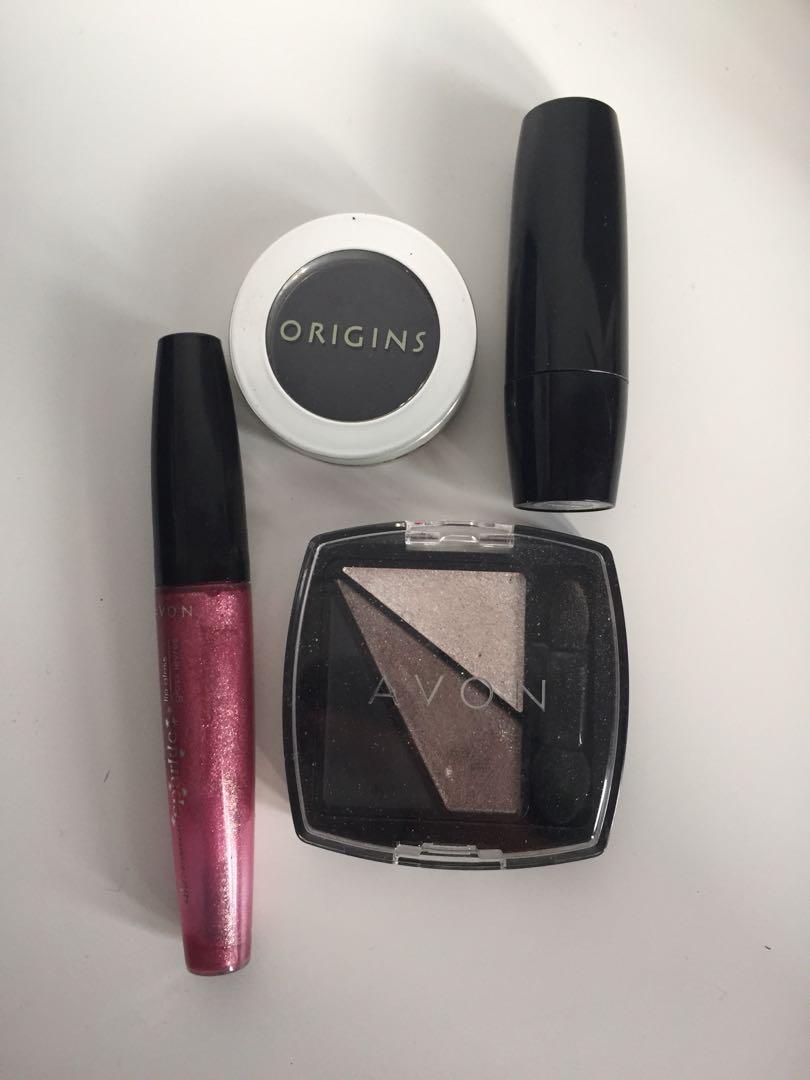 Make up bundle (Category: Makeup) located in Toronto. Submitted by creaturesoftweed (Listing ID 184863164, Image 1). Description: Everything lightly used. Lots of product left. Just don’t need them There’s eyeshadow lipstick and lipgloss .