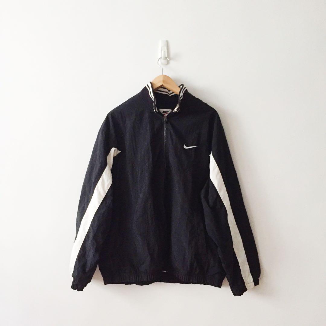 Nike windbreaker front pocket hotsell
