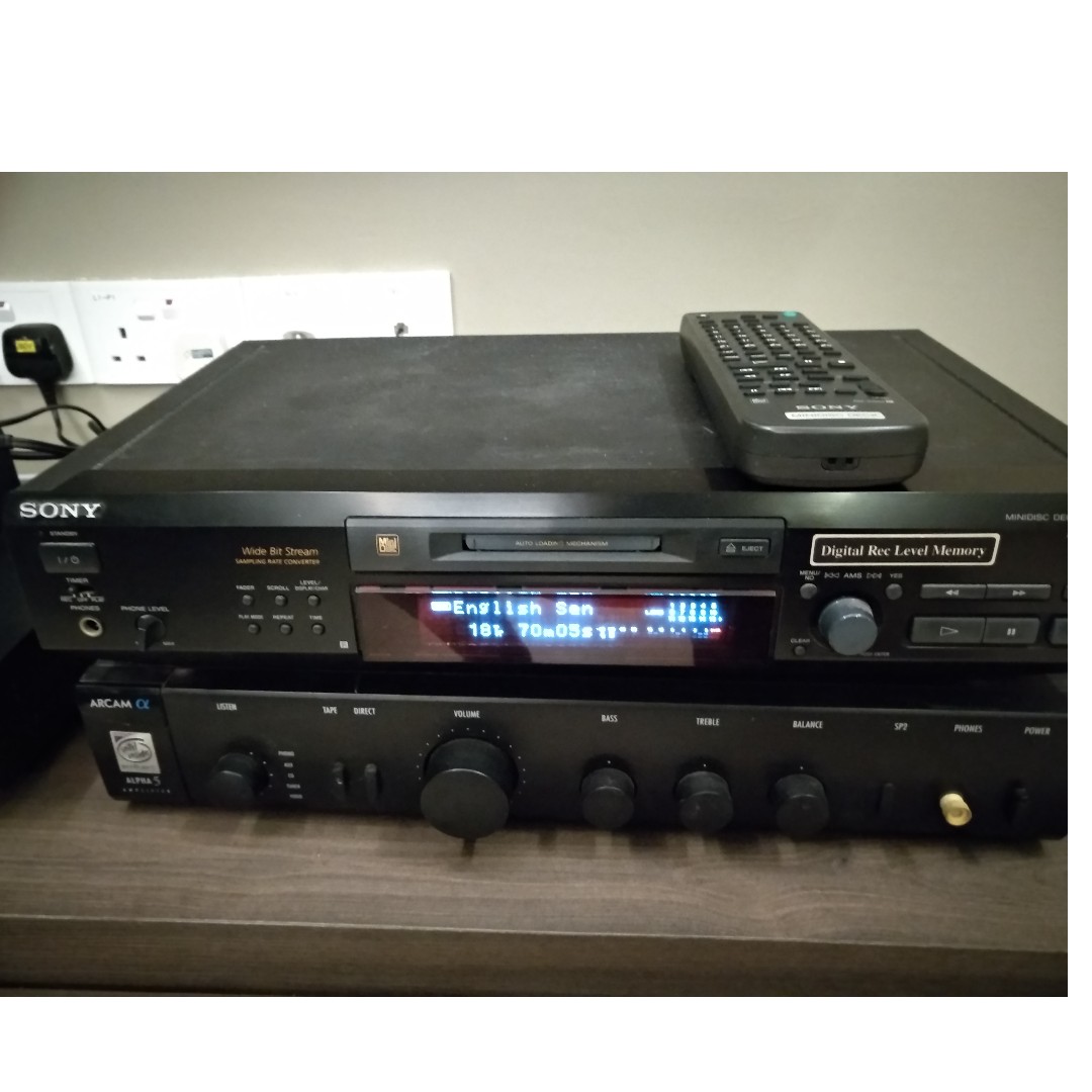 Sony MiniDisc MDSJE520 comes with Sony RMD15M REMOTE COMMANDER, TV