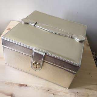 Cle de Peau makeup box