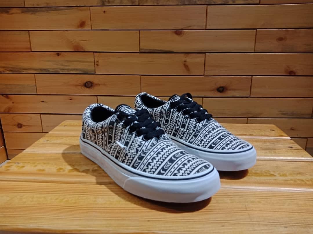 vans era tribal
