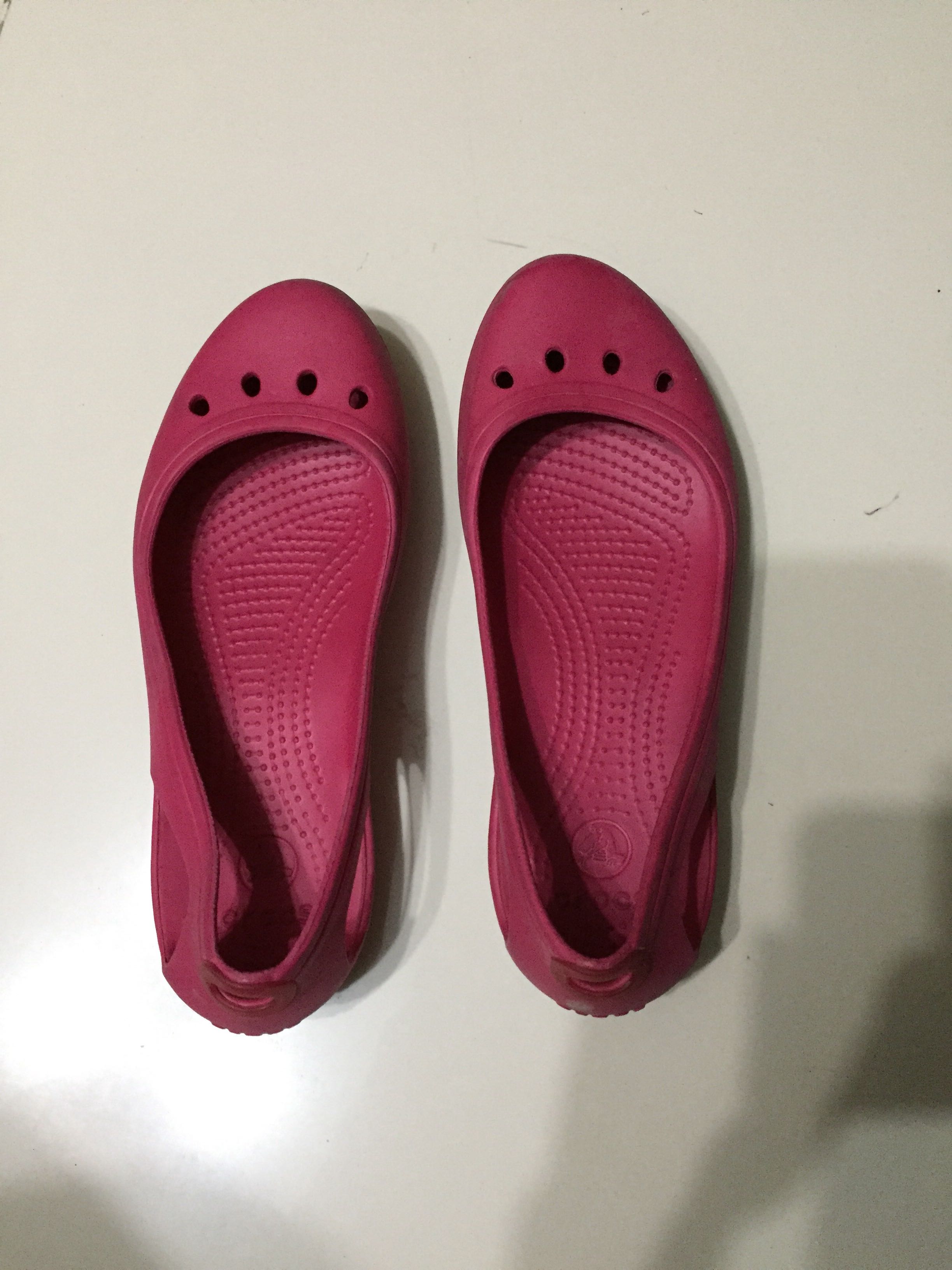 dark pink crocs