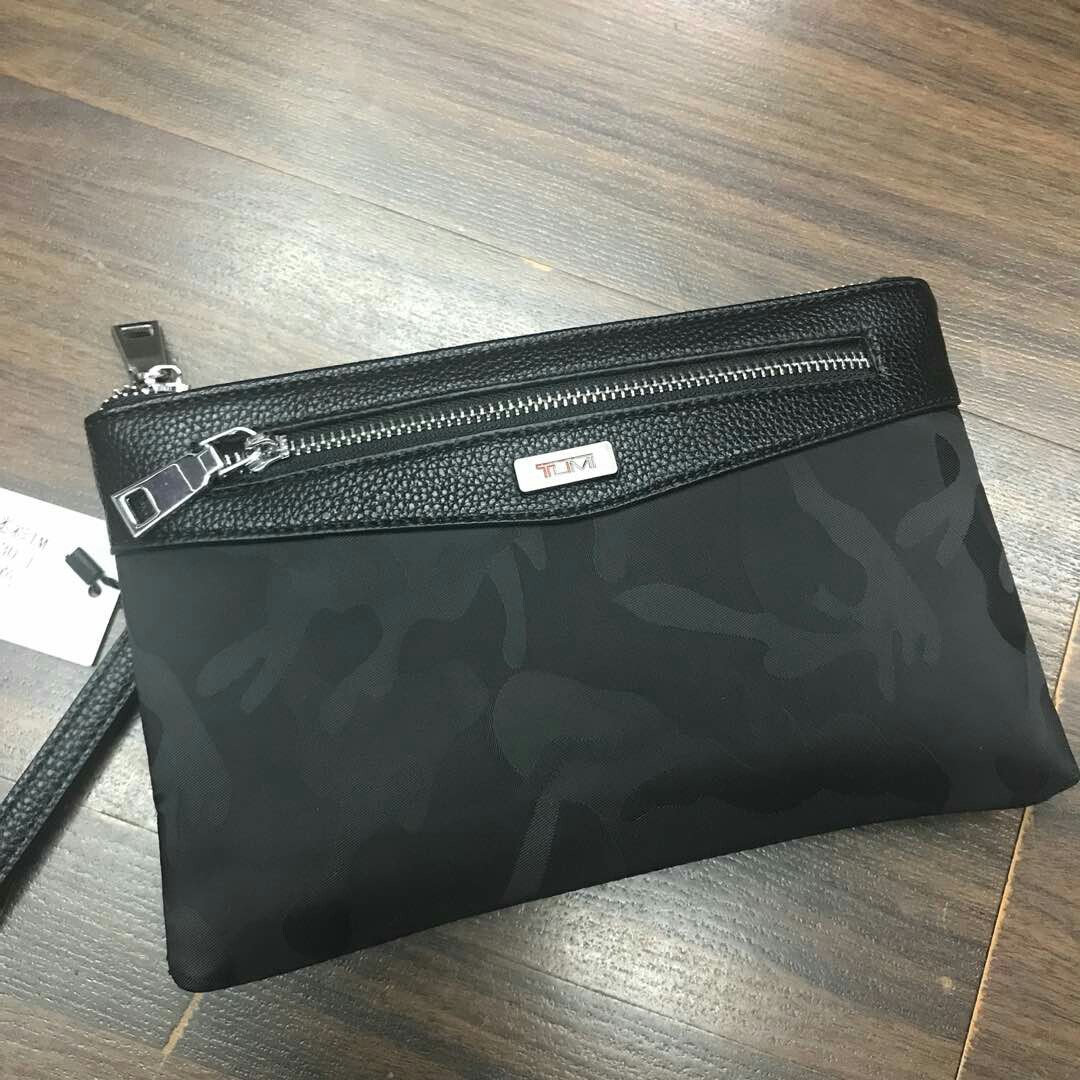 tumi clutch