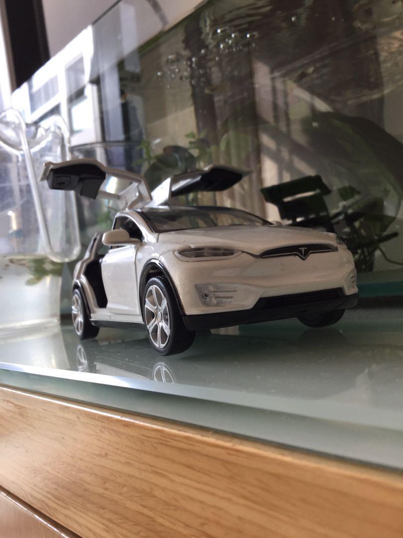 有聲光 1 32 Tesla Model X 七人車模型 興趣及遊戲 玩具 遊戲類 Carousell